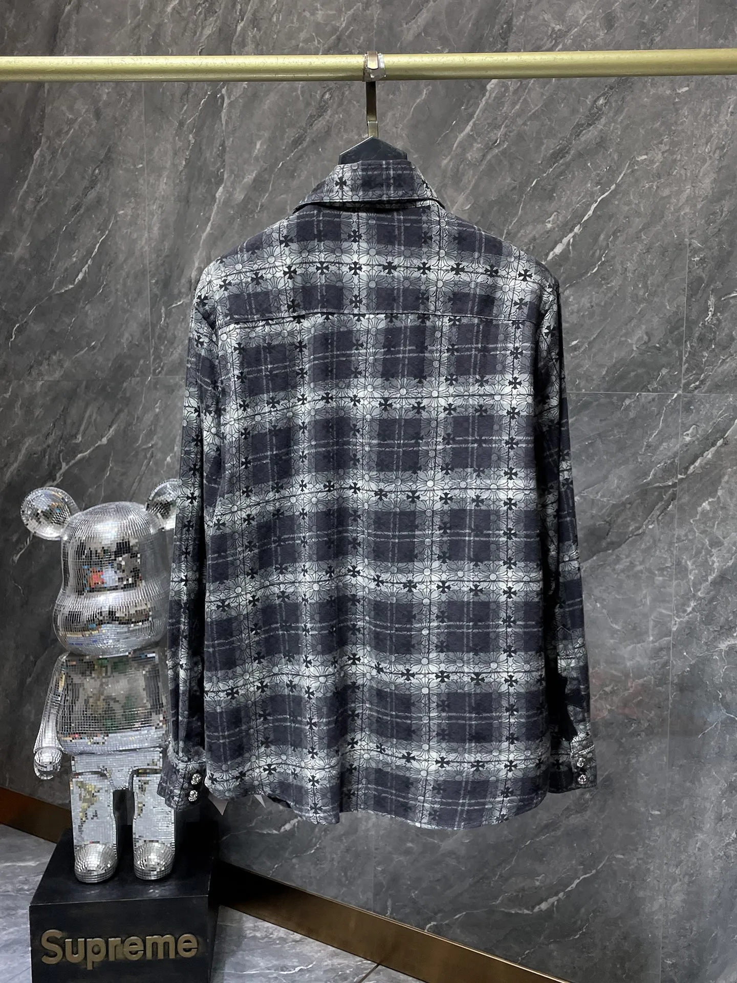 P256 Chrome Hearts 🍁Shirt series🍁 The same style as the star Autumn and winter classic patchwork leather full cross dark pattern all-over printed plaid shirt Whole body plaid alignment Cuffs sheepskin upper and lower alignment Original molding, customized version bronze silver four-buttons Specially customized version high gram weight original shirt fabric Can be worn as a jacket or as a base Essential clothing artifact Recommended color: Customized version gray blue Code numbers: S, M, L, XL
